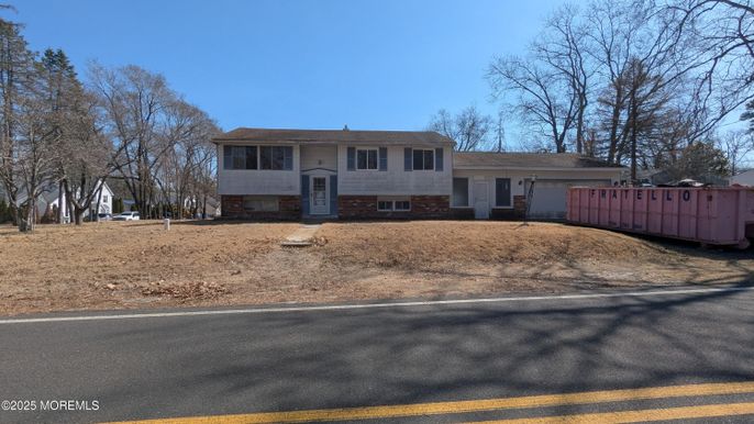 Exterior, Facade, Raised Ranch