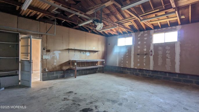 Empty room, Interior, Wooden Beams