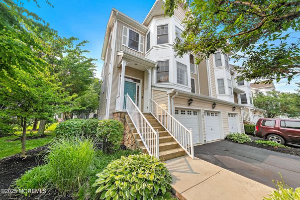 Attached, Exterior, Facade, Queen Anne Victorian