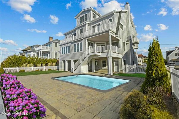 Exterior, Facade, Pool, Queen Anne Victorian