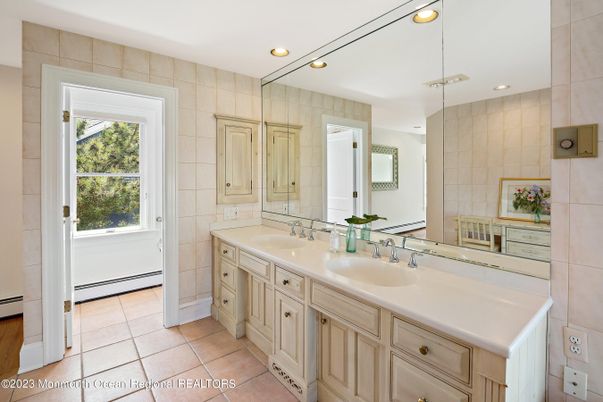 Bathroom, Dual Sink Vanities, Interior, Recessed Lighting