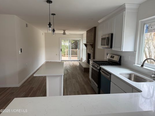 Fireplace, Interior, Kitchen, Pendant Lights, Recessed Lighting, Wood Texture Flooring