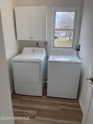 Interior, Utility Closets, Washer, Wood Texture Flooring