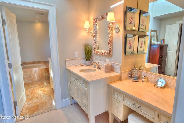 Bathroom, Dual Sink Vanities, Interior, Recessed Lighting