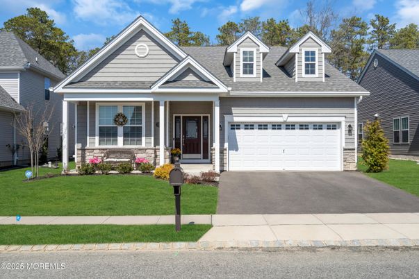 Attached, Exterior, Facade, American Craftsman