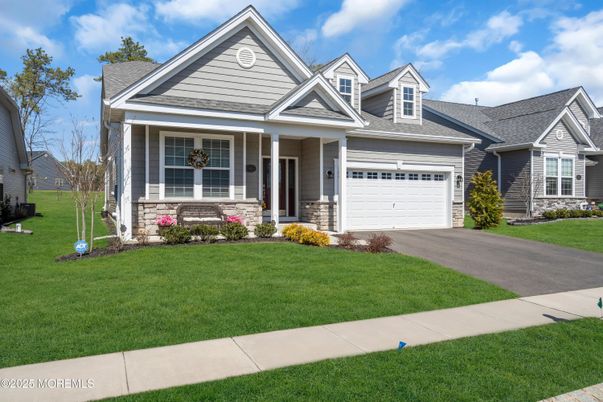 Attached, Exterior, Facade, American Craftsman