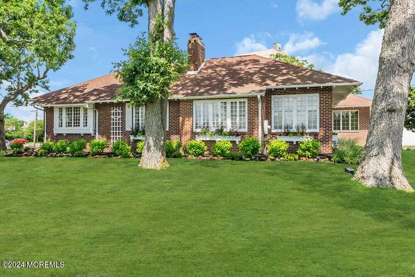 Exterior, Facade, Brick Facade, Cape Cod