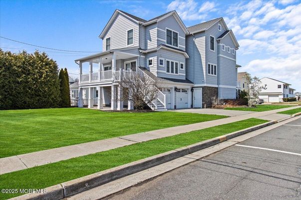 Attached, Exterior, Facade, Queen Anne Victorian