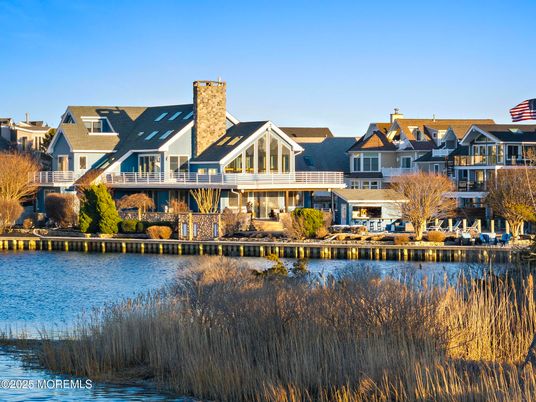 Exterior, Lake