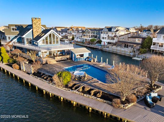 Exterior, Lake