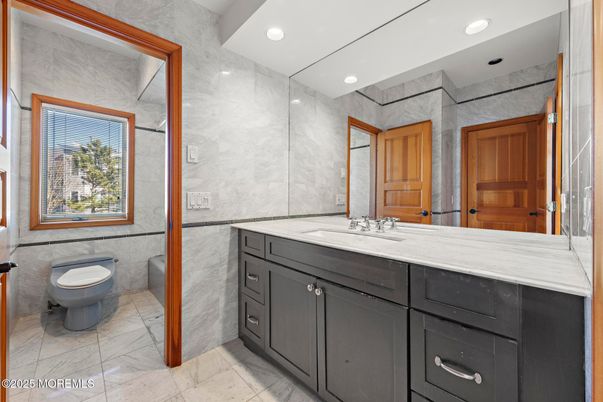 Bathroom, Interior, Marble, Marble Walls, Recessed Lighting