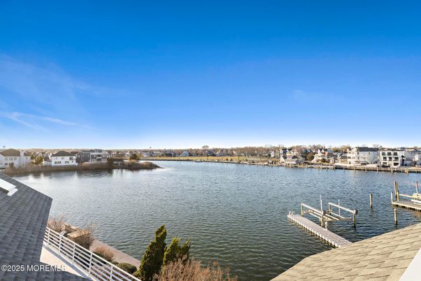 Exterior, Lake