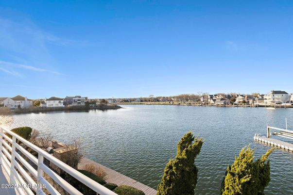Exterior, Lake