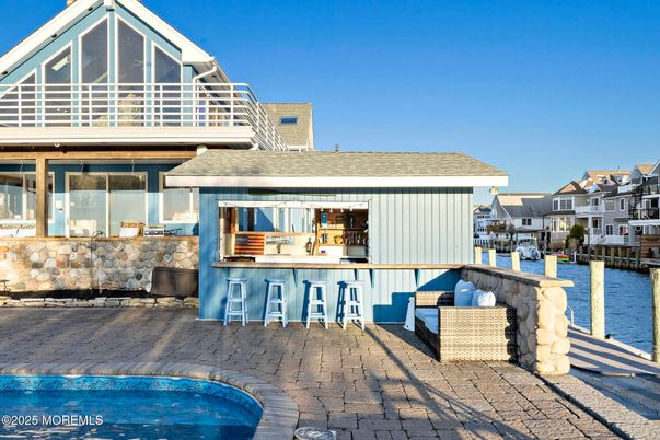 Exterior, Lake