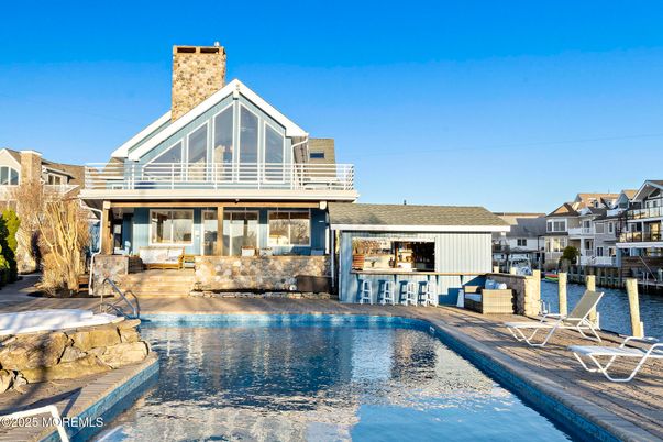 Exterior, Lake
