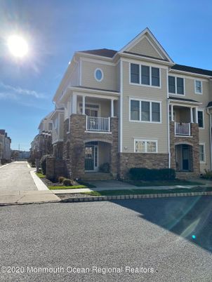 Exterior, Facade, Rowhouse