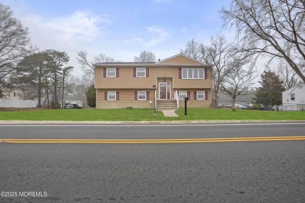 Exterior, Facade, Raised Ranch