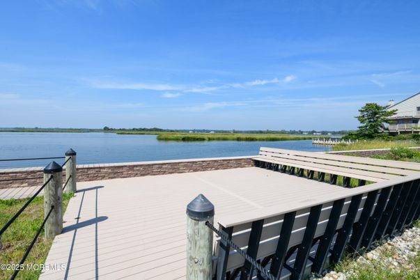 Exterior, Lake