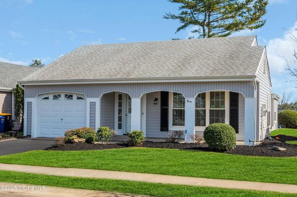 Attached, Exterior, Facade, Cape Cod