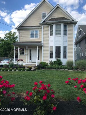 Exterior, Facade, Queen Anne Victorian