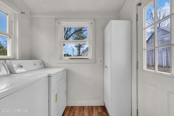 Interior, Washer, Wood Texture Flooring