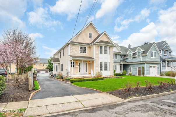 Attached, Exterior, Facade, Queen Anne Victorian