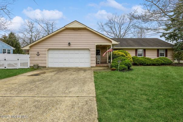 Attached, Exterior, Facade, Ranch