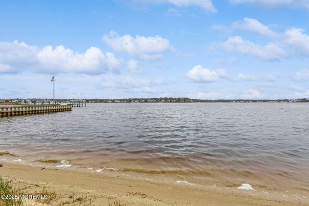 Exterior, Lake
