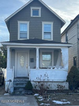 Exterior, Facade, Queen Anne Victorian