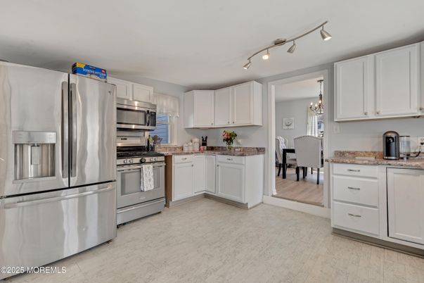 Chandelier, Dining room, Interior, Kitchen, Stainless Steel Appliances, Wood Texture Flooring