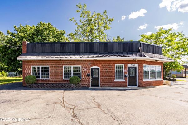 Exterior, Facade, Brick Facade, Cape Cod