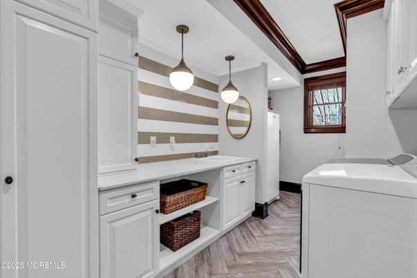 Interior, Pendant Lights, Recessed Lighting, Washer, Wood Texture Flooring