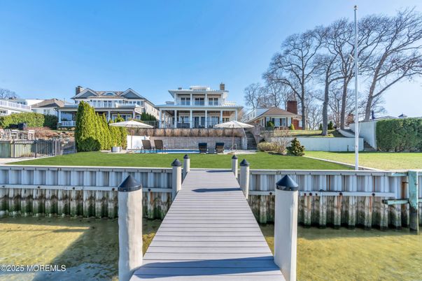 Exterior, Lake