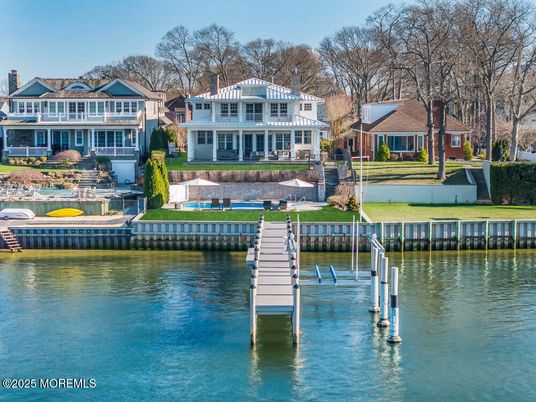 Exterior, Lake