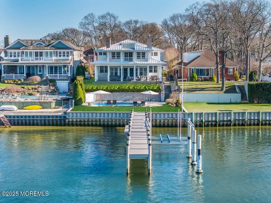 Exterior, Lake