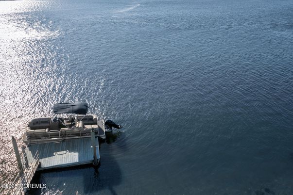 Exterior, Lake