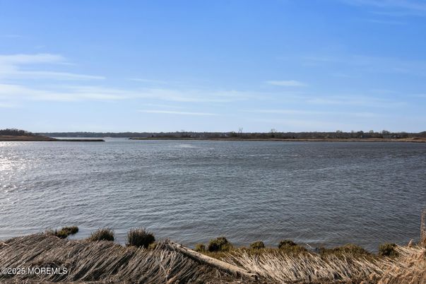 Exterior, Lake