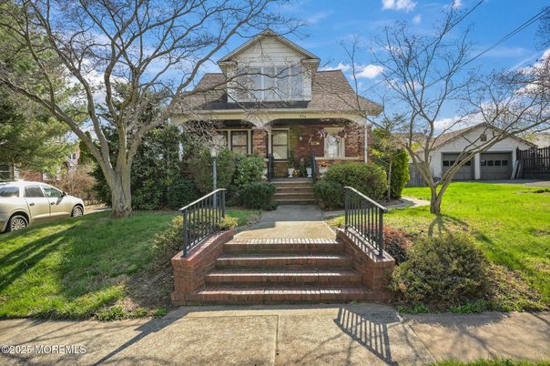 Attached, Exterior, Facade, Brick Facade, Queen Anne Victorian
