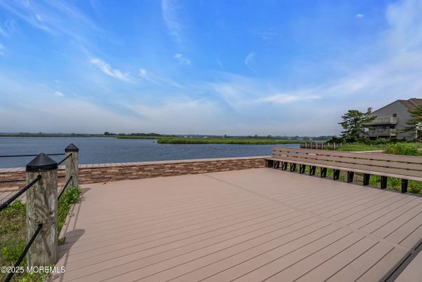 Exterior, Lake