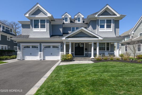 Attached, Exterior, Facade, Queen Anne Victorian