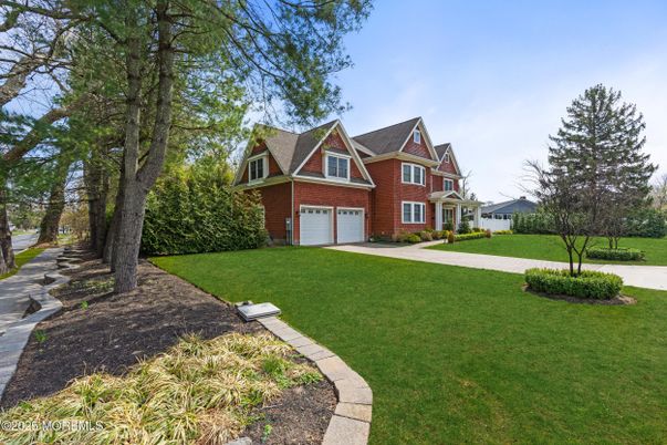 Attached, Exterior, Facade, Brick Facade, Queen Anne Victorian