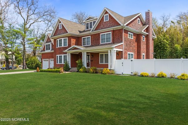 Attached, Exterior, Facade, Brick Facade, Queen Anne Victorian