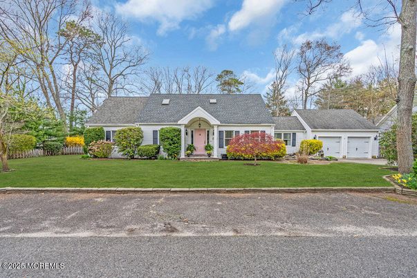 Attached, Exterior, Facade, Cape Cod