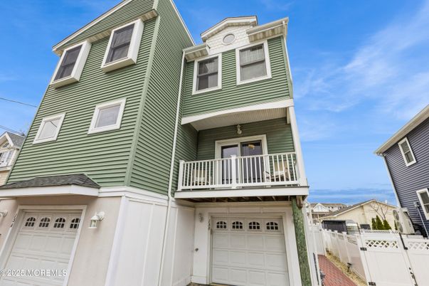 Attached, Exterior, Facade, Rowhouse