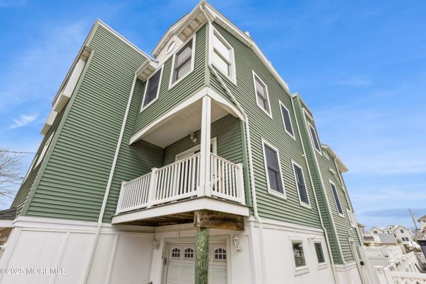 Exterior, Facade, Queen Anne Victorian