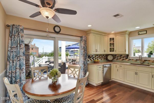Dining room, Interior, Kitchen, Recessed Lighting, Wood Texture Flooring