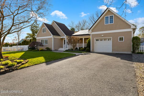 Attached, Exterior, Facade, Ranch