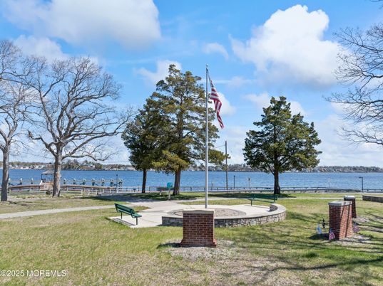 Exterior, Lake