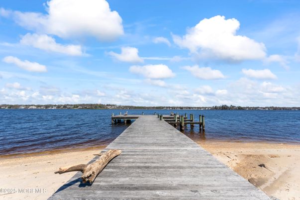 Exterior, Lake