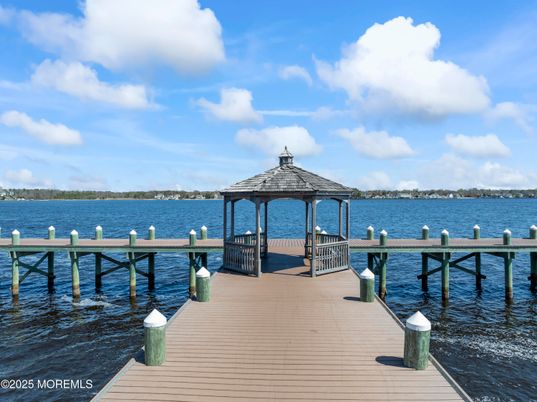 Exterior, Lake